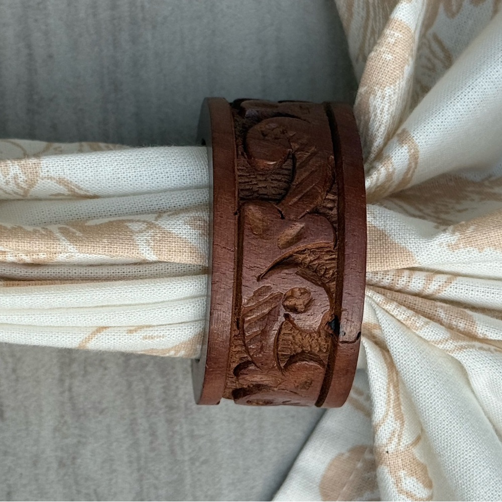 Vintage INDIA carved wooden napkin rings with 
Toile de Jouy vintage napkins - Picture 6 of 11